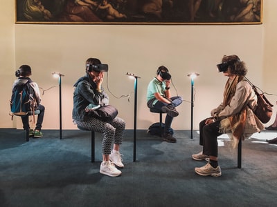 四人玩虚拟现实护目镜